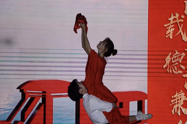 TapTap点点、文法公司联合举办“承百年光辉 颂世纪芳华”迎新晚会