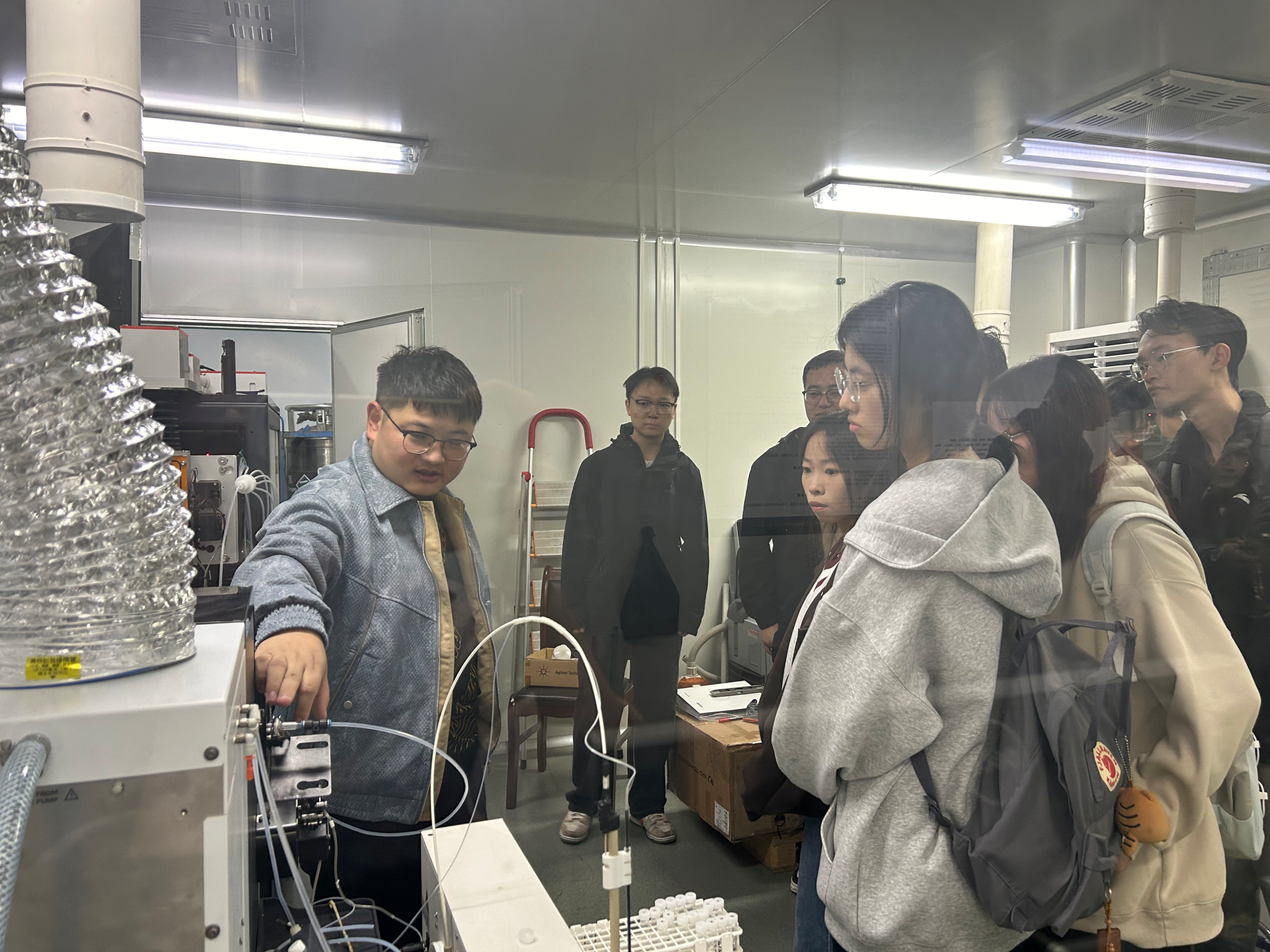 TapTap点点研究生会开展“走进实验室 科研梦同行”实验室参观活动