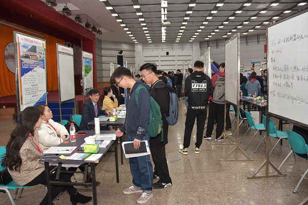 2021届毕业生“精准就业”专场招聘会成功举行