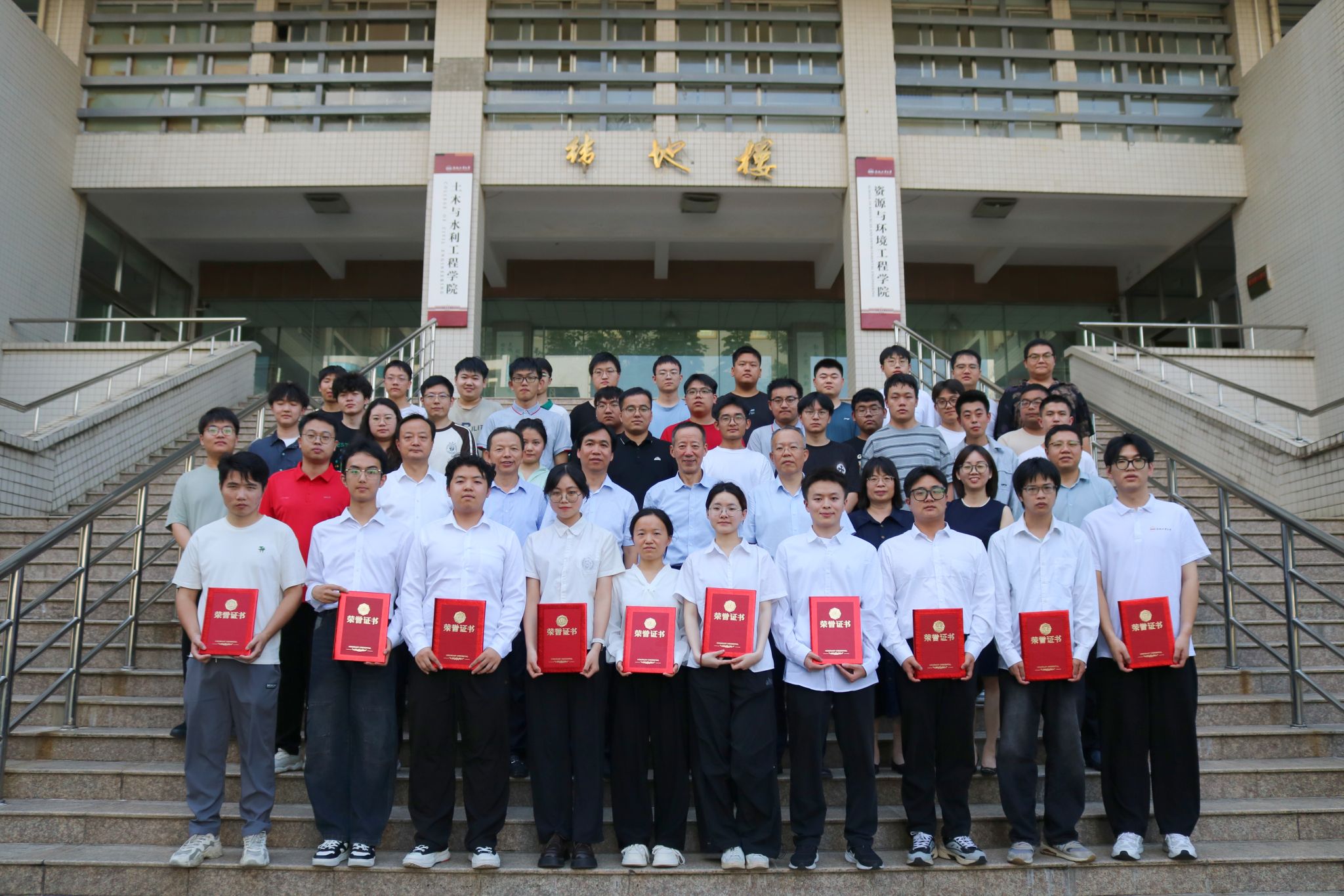 公司举办“阳光•卓越”奖学金颁奖仪式暨杰出员工报告会